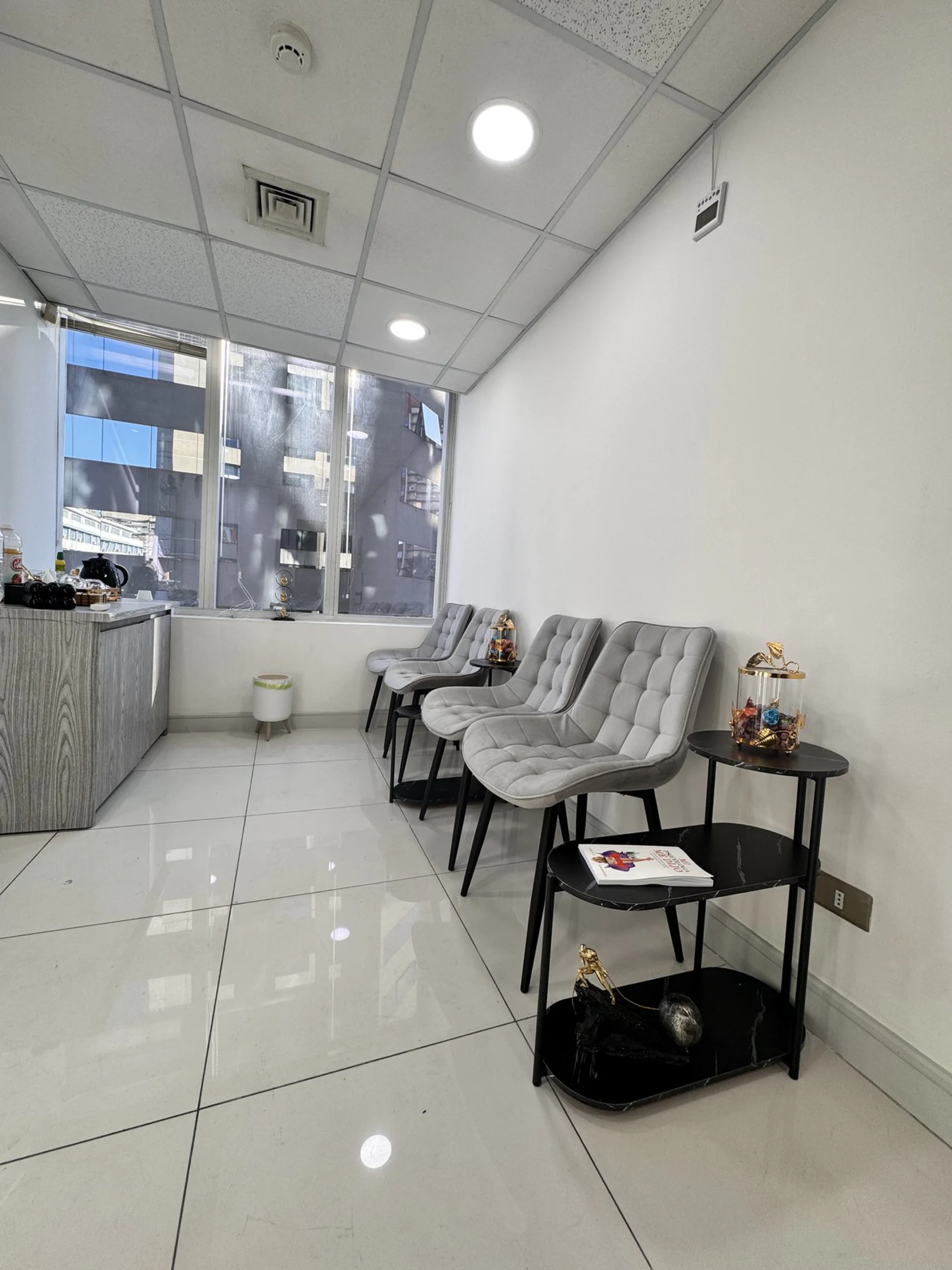 Sala de espera de atencion presencial de Centro Entre-Mentes en Providencia